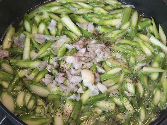 Cuoci insieme scalogno e asparagi