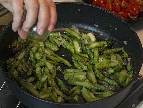 Aggiungi l'olio agli asparagi