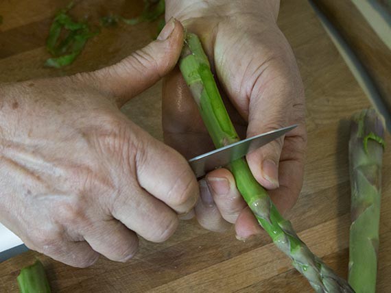 pulire gli asparagi per cucinare