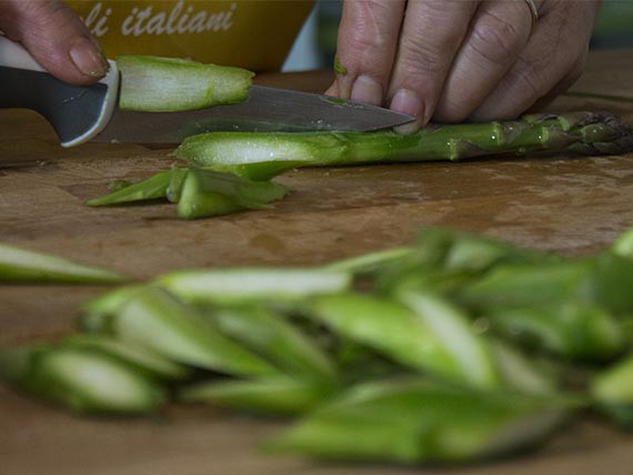 taglia gli asparagi a julienne