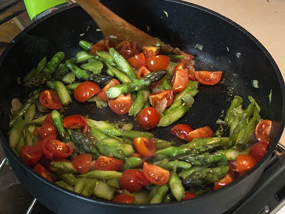 In padella asparagi e pomodorini