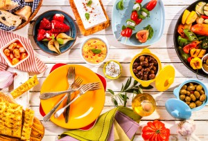Usa piatti piccoli e colorati per mangiare meno