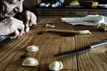 Donna prepara orecchiette