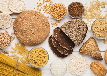 Pane, pasta e semi di frumento su un tavolo