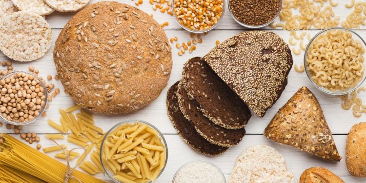 Pane, pasta e semi di frumento su un tavolo