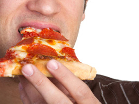 mangiare la pizza con le mani 