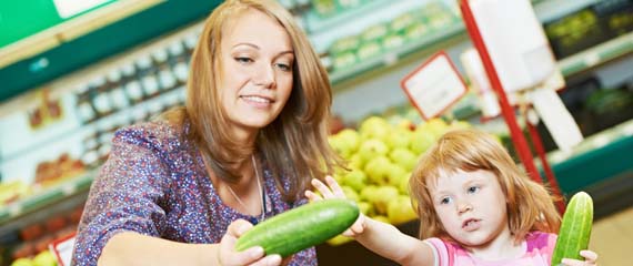bambina mamma spesa verdure