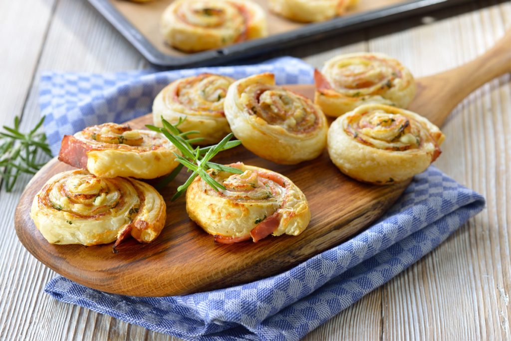 Girelle di pasta sfoglia con zucchine e prosciutto cotto