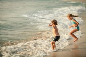 Fare il bagno dopo mangiato: le regole da seguire per non correre rischi