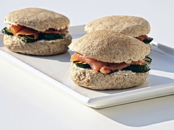 6 panini e insalate per variare la tua dieta! panino integrale con salmone e zucchine