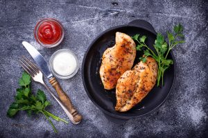 Tagliata di pollo, con semi di papavero e salsa allo yogurt