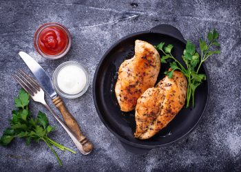 Tagliata di pollo al forno con salsa allo yogurt