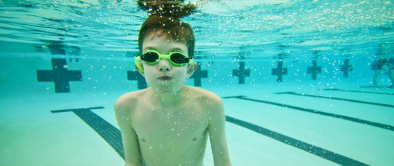 bambino piscina occhialini