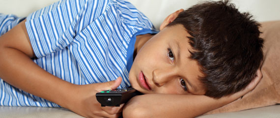 bambino guarda tv