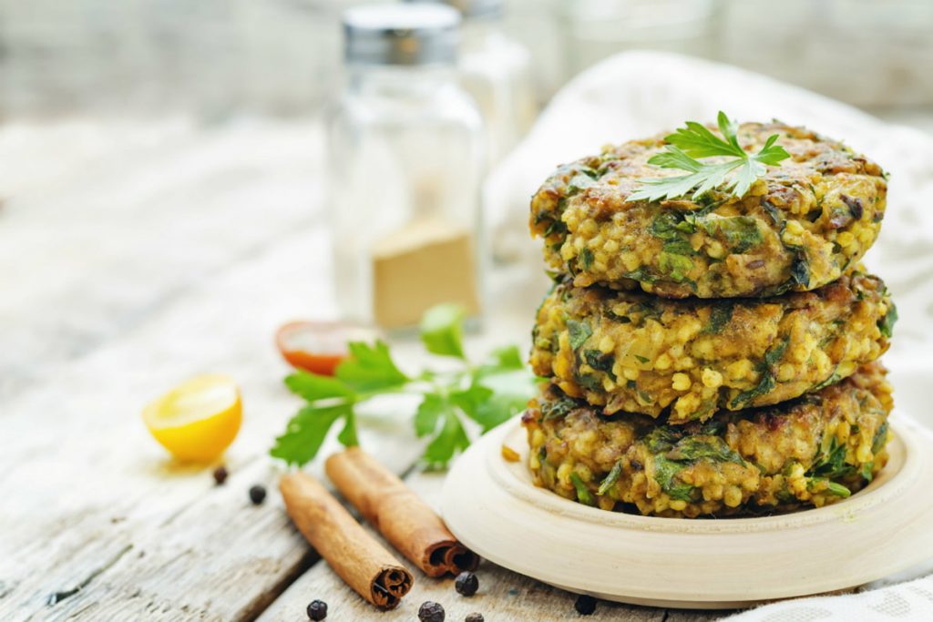 Burger di miglio e piselli, un secondo nutriente e saporito 3 burger di miglio e piselli