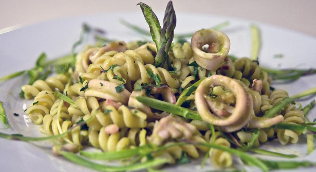 ricetta della pasta ai totani e salsa di asparagi e mandorle