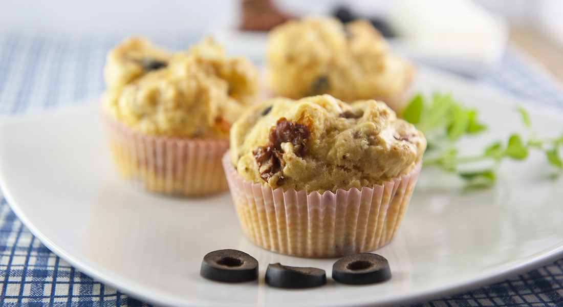 Muffin con olive e pomodori