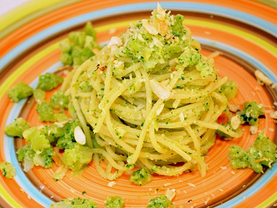 spaghetti-pesto-broccoli-nocciole
