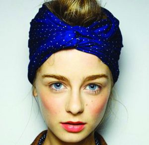 Gli accessori per capelli: fasce, foulard e turbanti