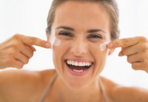 I consigli della dermatologa per scegliere la crema da giorno