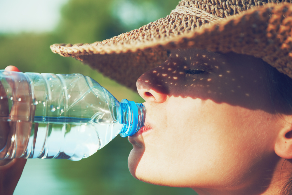 abbronzatura sicura: importanza di bere