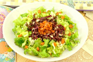 Insalata di indivia riccia, radicchio rosso, zucca e semini
