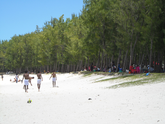 scopri il mare e i cibi del posto delle mauritius