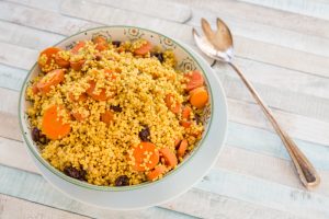 Miglio saltato con carote, pinoli e olive