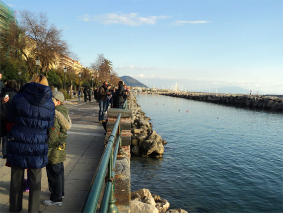 ammira il fascino di napoli sotto natale