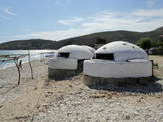 i piatti tipici e la spiaggia dell'Albania