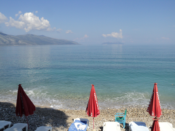 i piatti tipici e la spiaggia dell'Albania