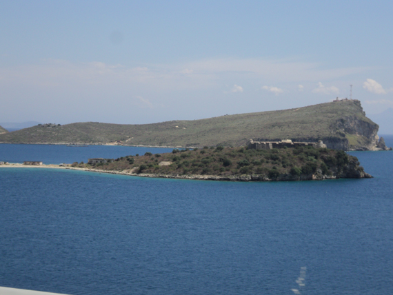 i piatti tipici e la spiaggia dell'Albania