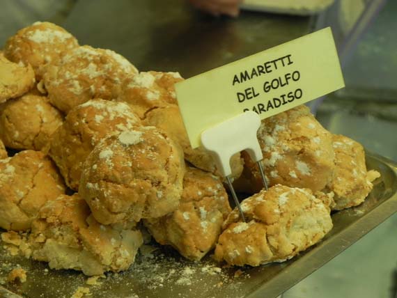 vai a Camoglia a visitare il mare, la città e i piatti e dolci tipici