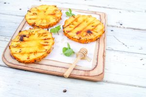 Ananas grigliato, un dessert goloso e leggero
