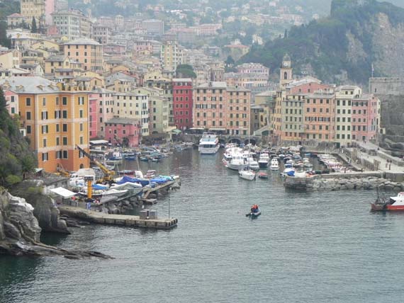 vai a Camoglia a visitare il mare, la città e i piatti e dolci tipici