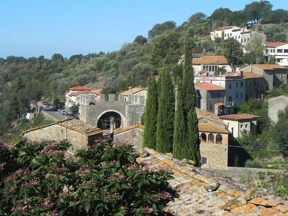 gusta e osserva i piatti e i posti più belli della Maremma