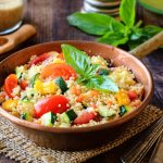 padella con manico piena di cous cous di verdure e foglie di menta