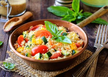 padella con manico piena di cous cous di verdure e foglie di menta