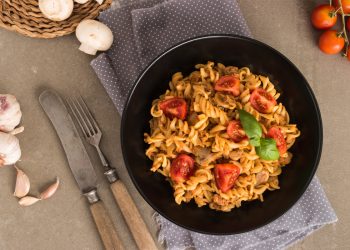 Fusilli integrali al pesce spada e pomodorini