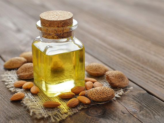 Olio vegetali di mandorla per idratare la pelle