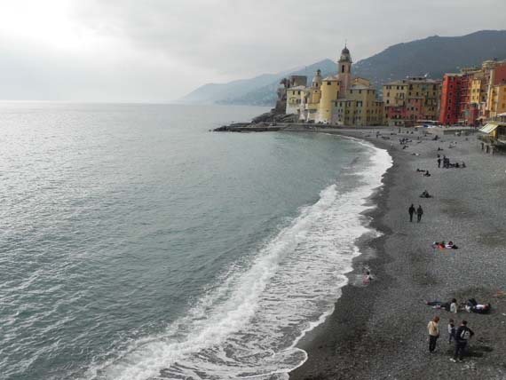 vai a Camoglia a visitare il mare, la città e i piatti e dolci tipici