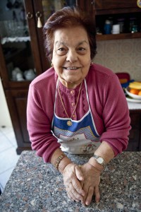 signora che fa pasta fresca fatta in casa