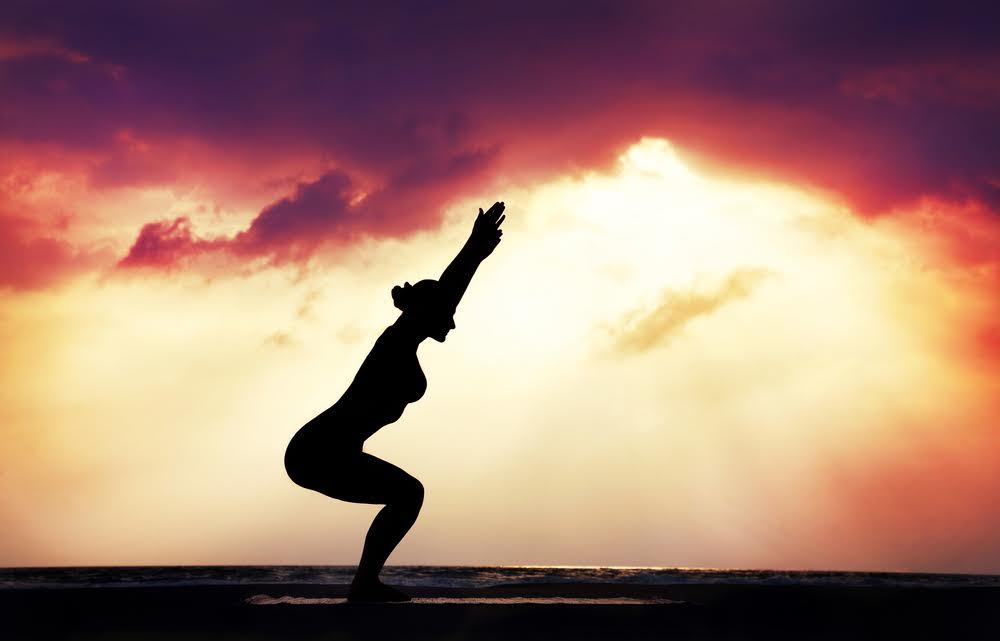 yoga per tonificare gambe dopo i 50 anni 