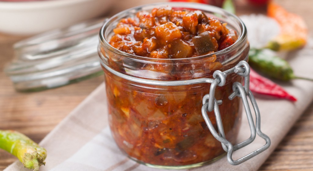 la ricetta per preparare le zucchine in salsa di peperone