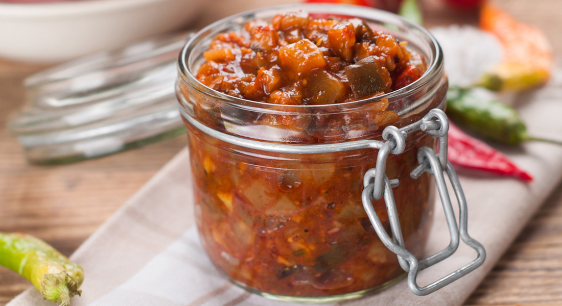 la ricetta per preparare le zucchine in salsa di peperone