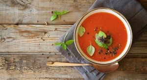 Gazpacho con spiedini di melanzane
