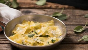Ravioli ripieni di funghi, porri, prosecco e salvia