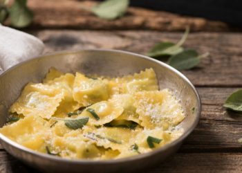 Ravioli ripieni di funghi, porri, prosecco e salvia