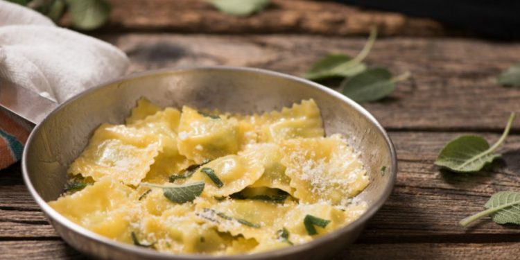 Ravioli ripieni di funghi, porri, prosecco e salvia