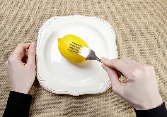 la verità su acqua e limone, dà energia durante la digestione